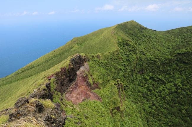 去年の新島に続き、今年はついに八丈島に行ってきました。<br />八丈島は、伊豆７島の中でも大島に次ぐ2番目の規模。<br />島旅の魅力がたっぷり詰まった2日間（移動を抜けば島滞在7時間の弾丸旅）<br /><br />行きは、夜行船で約１１時間。夜２２３０に出て、朝９時に到着。<br />帰りは、飛行機で約１時間。<br /><br />あえて、行きと帰りで交通手段を変えてみるもの旅の楽しみ倍増です。<br />