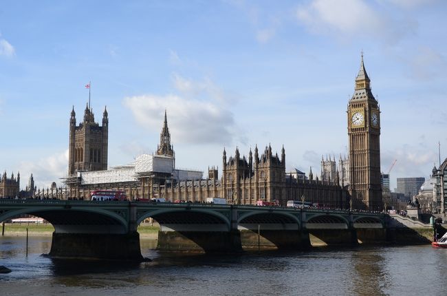 前回https://4travel.jp/travelogue/11370640の続きです。<br />ロンドン2日目、午前は半日バスツアーに参加しロンドンの街をぐるっと一周しました。<br />ビッグベンやバッキンガム宮殿は、ロンドンの定番スポットであり、多くの観光客がいました。<br />午後は、街歩きを中心に、買い物をしたり、グルメを楽しんだりしました!<br />また、夜はピカデリーサーカスやハロッズの夜景も見に行ったりと、2日目にして結構いろんなところに行ってきたと思います(笑)