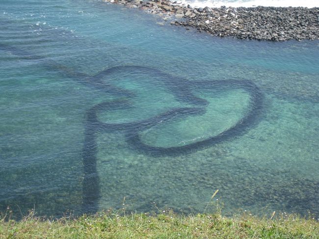 台湾離島の第2弾としてメジャーな離島である澎湖へ<br />地球の歩き方の写真にあった、ハートを縦に2つ並べた写真を見てなんじゃ？と思っていたのがきっかけで澎湖って場所どこ？湖？と思っていました。<br />前回金門に行った際に台湾国内線の予約が意外に簡単だったので早速予約します。<br />シーズン中なので、まずは往復の足を確保しないと帰れなくなっちゃいますからね。<br />帰りはただ台北に戻るのも芸が無いので、この時期はマンゴーの季節なので台南へ行ってマンゴー三昧、高雄に移動して深夜バスで台北に戻ります。