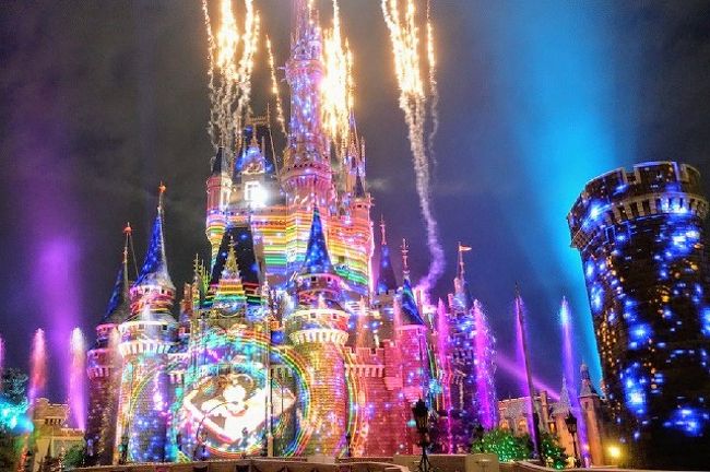 祝祭感にあふれる35周年の東京ディズニーリゾート。<br /><br />東京ディズニーランドでは、日本のお祭りをディズニー流にアレンジした「ディズニー夏祭り」を開催中。ずぶ濡れになって楽しんできました。<br /><br />またこの夏からは、これまでにない壮大なナイトエンターテイメント「Celebrate! TokyoDisneyland」がスタート。鑑賞エリアは抽選方式となっていてかなりの高倍率らしいですが、見事当選！しかも最前列で鑑賞することが出来ました。<br /><br />【※】この旅行記は、新ナイトエンターテイメント「Celebrate! Tokyo Disneyland」の内容が中心です。ディズニー夏祭り全般については、一つ前の旅行記→(https://4travel.jp/travelogue/11383513)をご覧下さい。<br /><br />-----------------------<br />【今回の旅行記の目次】<br /><br />35周年の夏ディズニー (1) ディズニー流の夏祭りをびしょ濡れになって楽しもう！<br />https://4travel.jp/travelogue/11383513<br /><br />35周年の夏ディズニー (2) 話題の新ナイトエンターテイメント「Celebrate! Tokyo Disneyland」を大迫力の最前列で体験！<br />この旅行記<br /><br />35周年の夏ディズニー (3) シェラトン・グランデ・トーキョーベイ・ホテル 宿泊記 (クラブルーム)<br />https://4travel.jp/travelogue/11384058<br />