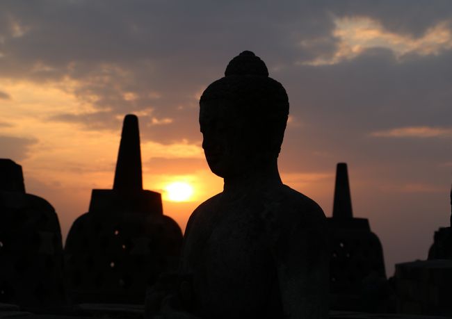 いよいよ世界最大の仏教寺院に訪れる日が来た。今日は周辺のムンドゥッ寺院、パオン寺院も訪れた後、ジョグジャカルタまで移動する日。<br />時間の運び方は昨日と似ている。<br />時間、足りるといいけど。。。