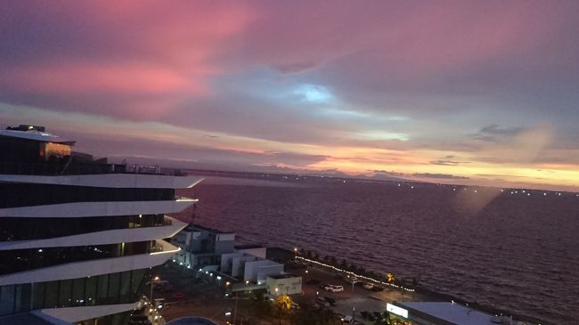 『マニラ湾の夕日を望む』<br />目的はこれひとつ、只それだけの旅です。<br />世界で3本の指に数えられると言う、<br />マニラ・ベイの夕日。<br />私にはどのような色に見えるのでしょうか。<br /><br />[宿泊ホテル]<br />・Hilton成田(国内移動前泊)<br />・Hilton クアラルンプール(トランジット泊)<br />・CONRAD MANILA PASAY(目的地)<br /><br />[利用航空会社]<br />・Malaysia Airlines<br /> ※クアラルンプール(KUL)経由のマニラ行きとなります。<br />・全日本空輸株式会社(日本国内移動)<br /><br />[利用ラウンジ]<br />米子鬼太郎空港<br />・ラウンジ大山(だいせん)<br />東京/成田国際空港<br />・JAL サテライトFirst Classラウンジ<br />ニノイ・アキノ国際空港<br />・Miascor Lounge<br />クアラルンプールKLIA(セパン)<br />・マレーシア航空ファーストクラスラウンジ(サテライト)<br />羽田空港国内線T2<br />・スイートラウンジ
