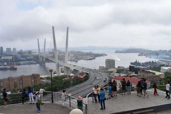 　ダイヤモンド・プリンセス号でらくちん船旅をしてロシア・ウラジオストクまで行ってきました。折しも出航の日の前日に台風が関東へ向かっている状況で、もし一日出航日が遅かった場合は横浜港で足止めになっていたかもしれません。<br />　「ラッキー！」と思いましたが、次の寄港地の石巻には台風の影響で着岸できず、揺れる船の中で函館へ向かって終日航海でした。函館を経由してやっと着いたウラジオストク。しかし、なんと入国審査に時間がかかり、ツアーの出発は１時間２０分遅れでした。やっとウラジオストクの地を踏むことができました。ヨーロッパに行かなくても十分にヨーロッパの香りを感じることができるウラジオストク。この旅は息子からのプレゼントなので格別な楽しさを味わえる旅でした。<br /><br />　７月２７日　横浜港発<br />　７月２８日　終日航海（石巻港寄港予定中止）<br />　７月２９日　函館港<br />　７月３０日　終日航海<br />　７月３１日　ウラジオストク<br />　８月　１日　終日航海<br />　８月　２日　青森港<br />　８月　３日　終日航海<br />　８月　４日　横浜港着<br />　