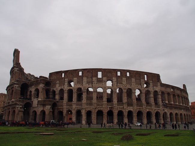 2018.08.05<br />ローマ旅行3日目。<br />「アーモイタリア」で「公認ライセンスガイド終日観光（所要時間8時間、<br />8時半から16時半）」を予約し、ローマの名所を8時間ひたすら徒歩で、<br />でも効率良く巡ってきました。<br />観光名所を見つつ、美味しいものも食べて、たくさん歩いて大充実。<br />全てはガイドさんのおかげです。<br />ホテル→コロッセオ、バチカン市国→ホテルはタクシー利用ですが<br />それ以外は全て徒歩！<br /><br />我が家のように、言葉やスリが心配で地下鉄やバスは不安だから<br />歩いて観光しようという方や、見どころいっぱいのローマを<br />どういう順序で巡ろうかと考えている方の参考になれば幸いです。<br />（ちなみに、自力で行けたスペイン広場とトレヴィの泉は<br />含まれていません）<br /><br />＋＋＋＋＋＋＋＋＋＋＋＋＋＋＋＋＋＋＋＋＋＋＋＋＋＋＋＋＋＋＋＋<br /><br />ローマ旅行3日目です。<br /><br />この日は「アーモイタリア」というサイトでお願いしたガイドさんと<br />待ち合わせて、ローマ観光です。<br />自分達だけで移動して観光することも考えたのですが、地下鉄はスリが<br />心配、バスは使いこなすのが難しそうということで却下。<br />そもそもイタリア語も英語もよく分からないので、公共の交通機関は<br />我が家には厳しい。<br />観光バスで巡ることも考えたのですが、年末年始で混んでいて<br />座れなかったら嫌だなとか次のバスが中々来なくて待たされたら<br />時間が勿体ないな…とも思い、ガイドさんをお願いすることに。<br /><br />事前にアーモイタリアに「12/31にガイドをお願いできるか」<br />というメールを送ったところ、とても丁寧な返信をいただけたこと、<br />こちらの行きたいスポットをいくつかお伝えすると8時間で完璧に巡る<br />スケジュールを見事に立ててくださりました！<br />ここなら安心してお願いできると確信し、「公認ライセンスガイド<br />終日観光（所要時間8時間、8時半から16時半）」を予約。<br />4名までで料金は480ユーロ。<br />3人での参加なので、1人当たり160ユーロでした。<br />