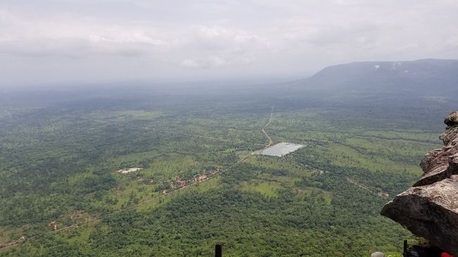 タイ航空利用で７日間滞在<br /><br />事前に日本から日本語ガイドのタックさんにおすすめでプランを頼んでおいたのでシェムリアップに朝到着だったので空港まで迎えに来てもらいそのままアンコールワット観光へ<br /><br />夕方ホテルに送ってもらい受付までしてくれ助かりました<br />夜の食事も場所解らないから送り迎えも毎日してもらい<br />遺跡観光は６日間７日目は買い物予定で天気に恵まれ最高の遺跡回りが出来ました<br /><br />またシェムリアップ行くときはタックさんにまたお願いしたいと思います<br /><br />タックさんのHPとFacebookです<br />http://vantak.web.fc2.com/<br /><br />https://www.facebook.com/%E3%82%A2%E3%83%B3%E3%82%B3%E3%83%BC%E3%83%AB%E3%83%AF%E3%83%83%E3%83%88-%E6%97%A5%E6%9C%AC%E8%AA%9E%E5%80%8B%E4%BA%BA%E3%82%AC%E3%82%A4%E3%83%89%E3%82%BF%E3%83%83%E3%82%AF-318720441558727/