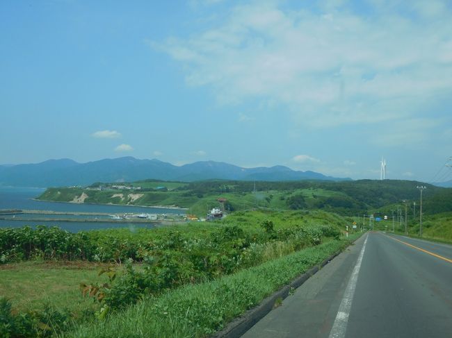 数年来ずっと行きたいと願っていた北海道へ、やっと旅することができた。<br />構想5ヶ月、齢50にして初の北海道旅!<br /><br />試される大地北海道の2日目は、国道5号線を東進し、石狩から日本海に沿って北上。<br />オロロンラインと呼ばれる海沿いを走る道路は、遥かかなた宗谷岬まで行けるようですが・・・<br />いつかその場所を目指して疾走したい気持ちを持ちつつも、2日目最初の目的地は厚田です。