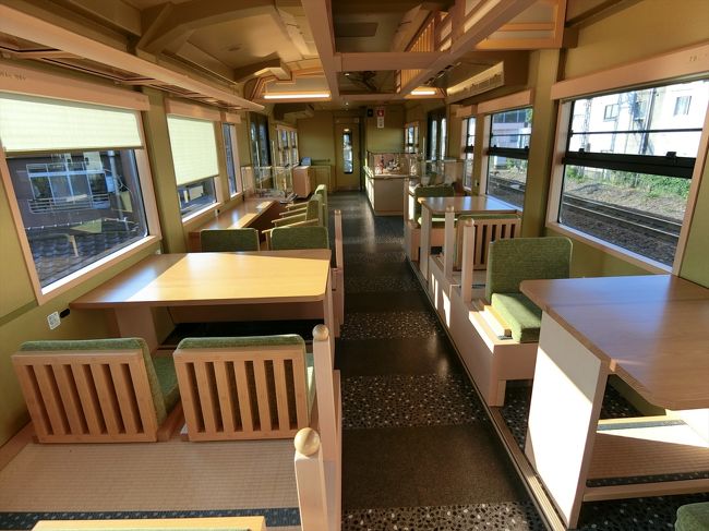 観光列車「〇〇のはなし」に乗車。<br />仙崎から新下関まで。<br />「萩のスイーツセット」は事前予約にてゲット。<br />社内では途中クイズ大会があったり、もちろん景色も良く満足。<br />表紙写真は社内。