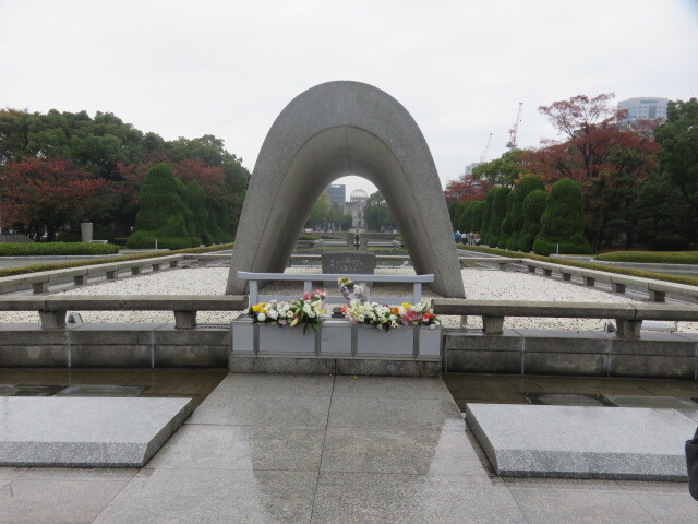 広島。ヒロシマ。Hiroshima。今日８月６日は広島原爆の日。<br />７３年前の今日のことを忘れないために、広島を訪れた時のことを旅行記にします。<br /><br />平和記念公園の中心部の平和の池、平和の灯や原爆死没者慰霊碑の前へとやって来ました。<br /><br />　ここに刻まれた<br /><br />「安らかに眠って下さい　過ちは繰返しませぬから」<br /><br />　の文字にあらためて平和への誓いを強く心に刻みます。<br /><br />（2018年8月6日投稿）<br />