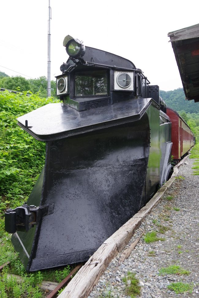 ２０１８年７月、北海道のＳＬを訪ねる最後の旅をしました。今回で、現在見ることの出来る車輛のすべてを訪ね終わります。<br />第２回目は、ニセコから羊蹄山を周り込み、支笏湖を見ながら東へ向かい、千歳を通過して夕張へ。<br />２０１７年に復活した石炭博物館にかつて展示されていたＳＬの様子を伺って来ました。<br />そして、近くにある南大夕張駅跡へ。かつて石炭を運んだ鉄路があり、その駅跡に６輌もの保存車輛があります。<br />滅多に見られない蒸気機関の除雪車がありました。<br />更に国道２７４号線「樹海ロード」を東へ。日高町のＳＬを訪ねます。<br />その後通った日勝峠はたいへんなことになっていました。<br />