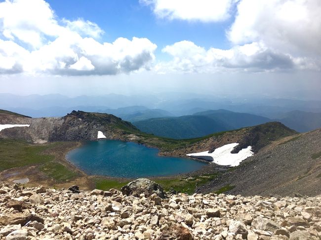 恒例の日帰り登山ツアー、先月行った蓼科山で触れた冷たい空気を味わいたくて今回は乗鞍岳に出発です。<br />今回はお風呂無しツアーなので少し残念ではありますが特急とバスで片道5時間はかかるので贅沢は言えません。<br />真夏に残る雪、美しい青色をした池、無数の高山植物、山頂から眺める絶景、素晴らしい旅でした。