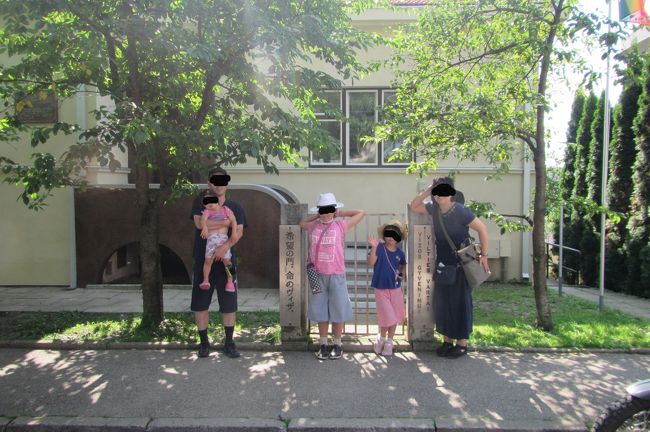 杉原記念館から宿、そして再びチャーター交渉での翌日予定まで<br /><br />杉原記念館は住宅地の中で駅から進むとひたすら階段という旅行記を見たので<br />絶対に英語が通じるタクシーチャーターの間に来たかった<br />何とか15:30に到着して16:00閉館に滑り込めた<br /><br />ここへ来る前に3月に家族で敦賀ムゼウムへ行って杉原千畝氏の資料をたくさんもらってきた<br />当時の杉原ビザのルートを逆に私たちはたどってきたことになる<br />敦賀→ロシア(上空だけど)→リガ→カウナス<br /><br />杉原千畝さんの存在を知ったのは高校生の時<br />学校でシンドラーのリストを見る映画の日があったけど<br />その時に「日本のシンドラーがいた」と杉原千畝さんの紹介がされてた<br /><br />そしてバルト三国に興味を持ってリトアニアのことを知ったとき<br />杉原千畝さんの功績が紹介されてて<br />リトアニアに行くなら調べていこう、と図書館で杉原千畝関連の本を複数読んで<br />奥様幸子さんの著書も読んでかなり思い入れが募った<br /><br />・杉原千畝さんや奥様の人柄や時代背景<br />・北満州鉄道をロシアから買収するときの杉原氏の情報収集の凄さ、交渉力<br />・それが元でロシアから警戒され入国拒否されてフィンランド領事館に行くためにロシア経由で行けずアメリカから船でフィンランド入りしたこと<br />・その情報収集力やロシア語を評価されて日本人がいないリトアニアへロシアの動向を探るためにいわば諜報員としての仕事もしていたこと<br />・家族旅行でドライブに出かけても杉原氏だけ国境付近に行って動向を見ていたこと<br />・有名な杉原ビザ発行の際、並んでいるユダヤ人を軍に狙わせないため<br />あらかじめロシア軍に交渉して領事館前のユダヤ人には手をださないように根回ししていたこと<br />(ロシア経由でユダヤ人を逃がすことで世界中のユダヤ人団体がロシアに援助してくれる、という話をもちかけたらしい)<br />・杉原氏がホテルでも電車でも最後までビザを書き続けた後<br />他のヨーロッパ諸国に赴任した後もビザを書いていたこと<br />・戦後は家族ともども駐在員は軟禁されて2年ぐらい日本に帰れなかったこと<br />・そして何より杉原氏のビザだけでなく杉原氏のビザからのリレーに感動した。<br />カウナスのビザ→シベリア鉄道終点ウラジオストクで根井三郎氏が日本への乗船許可→アメリカユダヤ人協会の依頼で船を斡旋していたJTB社員・大迫辰雄が船の中でユダヤ人を世話した→ポーランド孤児を受け入れたことのある敦賀の人たちの受け入れ→そして行先に立ち往生するユダヤ人たちのビザ延長を助けた小辻節三<br />杉原氏だけでは成しえなかった日本人のリレーに感動した<br />杉原ビザの続きにこんなにたくさんの日本人の協力があって歴史が誕生したことにとても感動した<br /><br />杉原氏の物語そのものが脚色しなくても十分なほど波乱万丈<br />ここまで調べて自分の中で思い入れを強く持ってしまったので<br />映画はかなり脚色されていたことが残念だった・・・<br />そんなルパンみたいにせんでも…<br /><br />ともかく私たちは敦賀から逆にたどってきた、ということで<br />敦賀での資料で差し障りのない分を杉原記念館に渡そう、と<br />敦賀ムゼウムの資料を持ってきた<br /><br />杉原記念館までは気にならなかったけど<br />カウナス駅までドライブする間の街は<br />少し荒廃した感じで子連れで歩くのが嫌~と思う感じ<br /><br />ラトビアのタクシーのお兄さんは<br />英語・ロシア語がペラペラだけど<br />「リトアニアは英語もロシア語も通じなくて苦労した」と言ってて<br />え!?こんな語学堪能なお兄さんでも苦労すんの!?トラカイ行けるのか!?私たち大丈夫!?<br />そんな感じで急に不安が募る<br /><br />そして宿の人が待ち合わせに来ないことでさらに不安が募る<br />この国大丈夫なの!?<br /><br />現代でさえ子連れで不安になる国、リトアニアへ<br />日本人が全くいない昔、子供を連れて杉原氏と一緒に来た妻・幸子さんも凄いと思った。<br /><br /><br />・フィンランド・バルト三国旅行計画<br />https://4travel.jp/travelogue/11314651<br /><br />三姉妹を連れて北欧四カ国個人手配<br />その1 ビジネスクラス機内 <br />https://4travel.jp/travelogue/11382761<br /><br />その2 リガ散策 前編 <br />https://4travel.jp/travelogue/11383720<br /><br />その3 リガ散策 後編<br />https://4travel.jp/travelogue/11384100<br /><br />その4 チャーター移動 リガ~ルンダーレ(~十字架~カウナスに続く)この旅行記<br />https://4travel.jp/travelogue/11384878<br /><br />その5 チャーター移動後編 ルンダーレ→十字架→カウナス<br />https://4travel.jp/travelogue/11385947<br /><br />その6 杉原記念館・カウナス、リトアニアは難所<br />https://4travel.jp/travelogue/11386184 <br /><br />その7 トラカイ→ヴィリニュス→タリン トラブルばかり<br />https://4travel.jp/travelogue/11396165<br /><br />その8 タリン→エケロライン うっかりトラブルあり<br />https://4travel.jp/travelogue/11398135<br /><br />その9(最終) ヘルシンキ→ロヴァニエミ→帰国 サンタが2人!?<br />https://4travel.jp/travelogue/11399869