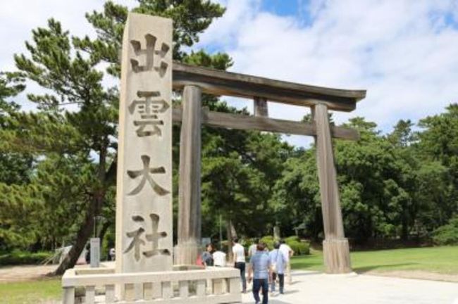 縁結びの神様。<br />なんとか出雲大社までやって来ました。<br />今さら誰とのご縁を探しに来たのかね?<br /><br />とうとう車で関東から出雲まで来ました。<br />車、壊れちゃうんじゃないかしら?<br />羽田から飛行機なら1時間30分くらいなのに、いろいろ立ち寄ったとはいえ、車で3日目にようやく出雲…。<br /><br />縁結びというか、旅のご無事をお祈りしてきました(笑)<br /><br /><br />さて出雲といえば出雲そば!!<br />何はなくとも出雲そば(*´∀`)タベターイ<br />まずは早速、参道にある砂屋さんで食べます。<br />三種類に小分けされた出雲そば。<br />ぜんざいもありました。<br />期待に違わぬ旨さのおそば♪<br /><br />西日本ってうどん文化じゃない。<br />なので東の人間をそばで満足させるのは、簡単じゃないと思うのよね。<br />↑<br />完全に思い違い<br /><br />出雲最高でーすヽ(゚∀゚ヽ)サイコーデース<br /><br /><br />で、お腹いっぱいになったとこで参拝へ行きましょ♪<br />伊勢神宮と並び日本の神様の中心地、出雲大社。<br />10月は神無月と言いますが、出雲では神在月と言うそうです。<br />全国の神社から神様が出掛けちゃうから神無月、実はその出掛けた先は出雲であって、出雲だけ神様が集まってるから神在月。<br /><br />もう色々と神頼みなのよ、人生が。<br />出雲大社が頼りなんですm(_ _)m<br />↑<br />何だかよく分からない
