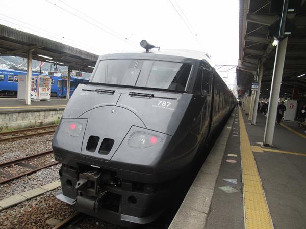 熊本駅から九州新幹線さくらと特急かもめのグリーン車を乗り継いで長崎へ向かいます。九州の大動脈、九州新幹線。さすがに多くのお客さんが乗っていました。特急かもめに乗り換えて長崎県に入り、少し山間部になると２日前に降った雪がまだ残っているところもありました。干満の差が多い有明海沿いを進み、やがて終点長崎駅に。