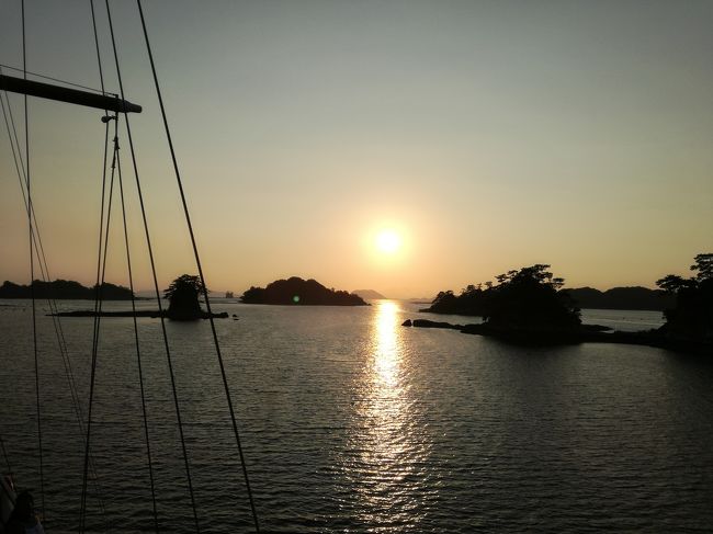 福岡から日帰りで九十九島を訪れました。<br /><br />福岡から佐世保までバスで約二時間、話していたらあっという間です。WEB予約で二人で往復7000円。お手頃ですねっ。<br /><br />佐世保で佐世保バーガーを堪能し、市営バスでパールシーリゾートへ。直行は18分、直行でなくても25分くらいです。片道260円。市営バス一日乗車券500円を購入しました。これで土・日・祝は1日全線乗り放題です。 <br /><br />バールシーリゾートに着いて、まずサンセットの遊覧船(パールクィーン)を予約。こちらが1400円。こちらを正規の料金で買えば、水族館「海きらら」が1230円(正規1440円)で購入できます。いろいろ調べましたが、これが一番安くなる方法みたいです。<br /><br />まずは、水族館「海きらら」へ。クチコミ通り、大きくは無いけれど、見ごたえある水族館です。<br />海の中に居る気分になれました。<br /><br />ヒトデを触ったり、イルカショーを見たり、カステラアイスを食べたり、もちろん魚を見たり、ゆっくり過ごせます。中でも居心地が良かったのが、クラゲシンフォニードーム!暗めな部屋で音楽が流れている中、クラゲを見つつゆっくりできる空間です。天井にはクラゲが映し出されていました。サンセットの遊覧船まで時間があったので、水族館をじっくり堪能させてもらいました。<br /><br />18時30分からは遊覧船(パールクイーン)です。これに乗るまで結構時間がありましたが、待ったかいがありました。暑い夏の中、むしろ日中よりこの時間がベストかと思います。約50分かけて九十九島の探検です。<br /><br />最初、船の中で座ってすごそうとしていましたが、気持ちがよくて、景色が良くて、ほとんど立った状態でした。自然最高!九十九島最高!と感じられました。船がどんどん進んでいくのが、何とも言えない解放感でした。いい風も吹いていました。<br /><br />肝心なサンセットですが、しっかり見ることができました。晴れていてもPM2.5の影響で見れないこともあるようです。大変美しかった。ラッキーでした( ´∀`)<br /><br />遊覧船(パールクイーン)本当におすすめです。次はクルーズも乗ってみたいですが。。<br /><br />九十九島の旅、本当に癒されました。私のしたかった旅ができ、いい思い出ができました。