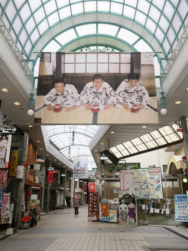 出張で日本へ一時帰国。目的地の広島へ向かおうと羽田へ行きましたが、西日本豪雨のため空の便が混乱中。予定を変更して松山から広島入りを試みました。実は愛媛にも大きな被害が出るほどの雨が降っていたのですが、運良く何事もなく、思いがけず道後温泉を訪れることができました。