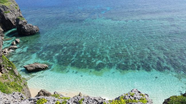 二度目の石垣島訪問。せっかくなので、石垣島から行ける離島を探していたら見つけてしまった、与那国島。なんだって珍しい海底遺跡がみれるとか。歳とともに怖くなってきたので、ダイビングはやめていたけれども、海底遺跡をみるためにいざ与那国島へ!!<br />石垣島で一泊し、石垣島から一番出発が早い飛行機を往復で予約。<br />片道7900円(往復15800円)。<br />安いと往復で12000円とかでも行けるみたいなので、もっとお安く行きたい方は安い日にちを選んで予約するか、もしくはフェリーで行くといいみたです。(往復6750円)<br />ただし、石垣島から与那国島まで船だと片道4時間30分・・・。しかも結構揺れるとか。<br />船酔いする方は、飛行機をおすすめします。片道30分で到着です!!
