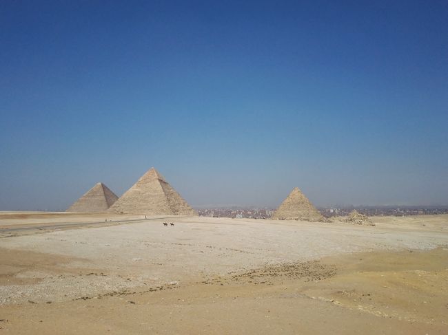 ギリシャ・エジプトツアーに行ってきました。<br />４日目は午前中にギリシャのアクロポリスの丘を観光、午後にエジプトのカイロに移動して夜のナイル川クルーズに参加しました。<br />５日目はクフ王のピラミッドを始めとしたギザのピラミッド群を観光しました。