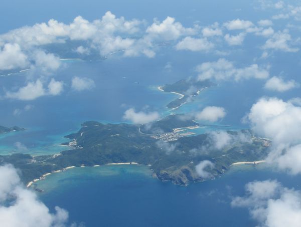 ５泊６日の八重山への旅も最終日。石垣空港から那覇空港まで向かいます。<br />途中宮古島の上空を飛び、この日も宮古島、伊良部島、下地島などが良く見えていました。<br />那覇空港混雑で着陸順番待ちのため沖縄本島付近で旋回し、久米島から慶良間諸島の近くを迂回し美しい海に浮かぶ島々の上空を思わぬ”遊覧飛行”したあと那覇空港に遅れて到着しました。