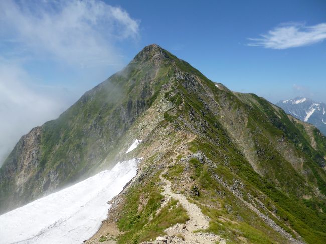 八峰キレットへ<br /><br />　昨年、白馬岳から五竜岳まで縦走し、五竜岳から見た鹿島槍ヶ岳の凛々しさに惹かれました。<br /><br />　今年は、八方尾根から唐松岳を経て五竜岳に登り、八峰キレットを越えて、鹿島槍ヶ岳、その先の爺ヶ岳へ。<br /><br />　八方尾根では、昨年歩いた白馬岳、杓子岳、白馬鑓ヶ岳の雄大な景色が。武骨な五竜岳からは、360度の絶景が。剣岳や立山がとてもきれいでした。<br />　八峰キレットを含む五竜岳から鹿島槍ヶ岳までの間は、鎖の連続する場所が続出で、岩場の登下降に神経を使い、鹿島槍ヶ岳に着いたときにはクタクタになりました。でも、鹿島槍ヶ岳南峰からの眺めはそれまでの疲れを吹き飛ばすくらい美しかった。<br />　最後の爺ヶ岳は、風に吹かれ、霧に取り巻かれながら歩いたものの、下山する頃には穏やかに晴れ渡り、3日間の山歩きを良い形で締めくくることができました。<br />　今回は、天気も安定しており、素晴らしい山歩きになりました。特に、岩場をよじ登ったり、スリルのある所を降りたりするのが楽しかった。また行きたいと思わせるルートでした。