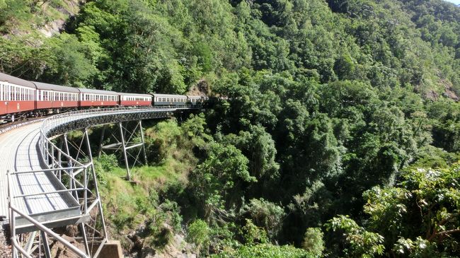 ケアンズ旅行も3日目！今日は、世界遺産のキュランダ熱帯雨林観光です。<br />キュランダ鉄道に乗って「世界の車窓からごっこ？」をしたり、スカイレールで熱帯雨林を見下ろしたり。<br />昨日と違ってめっちゃ暑かったけど、めっちゃ楽しかったー♪