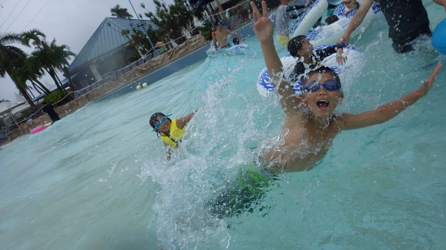 ３泊４日のGUAM旅行！雨期のGUAMらしくほとんどが雨でした。が、子供たちが楽しみのプール!!!!!だから雨が降ろうと関係ない！どっちみち濡れるのだから。買い物、お土産も買いに行けけるか心配するほどプールで遊びまくり。途中、雨粒が痛いくらいのスコールにも遭いましたが、充実したGUAM旅行でした。やっぱりGUAM最高!!!!   I LOVE GUAM !!