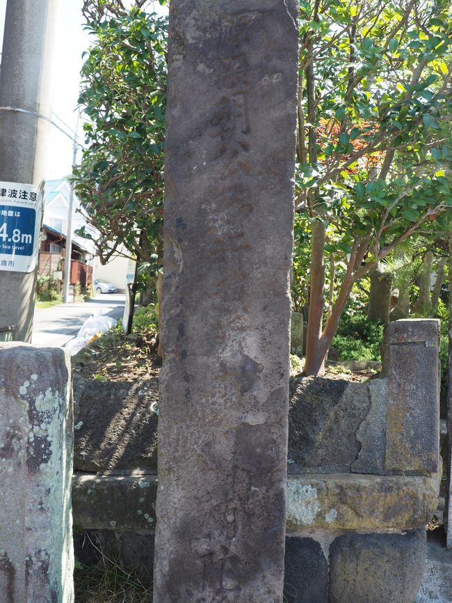 補陀洛寺 「ふだらくじ」<br /><br />別名「竜巻寺」と呼ばれるほど災厄に遭い続けた寺<br /><br />開基は源頼朝<br /><br />開山は文覚上人（もんがくしょうにん）<br /><br />1181年 源頼朝が打倒平家を祈願するために<br />文覚を開山として建てた寺<br /><br />源頼朝公御祈願所であった。<br /><br />寺宝<br />頼朝にゆかりの物が多いそうで、<br /><br />中でも珍しいのが、平家の赤旗!!　見たいですよね!<br /><br />平家の総大将平宗盛が最後まで持っていたものだといわれ、<br />頼朝がこの寺に奉納したという。<br /><br />現在は公開されていない　<br /><br />〇文覚と言う僧はどんなお方?<br /><br />『平家物語』や『源平盛衰記』に<br />度々登場する文覚（もんがく）上人。<br /><br />もとは武士でしたが袈裟御前という既婚女性に恋をする。<br />夫を殺そうとして屋敷に侵入するものの<br />誤って袈裟御前を殺してしまう。<br /><br />彼女の菩提を弔うために出家した文覚は<br />各地で荒行を重ねて京都に帰ってきましたが、<br />後白河法皇の怒りを買って伊豆に流される。<br /><br />しかしここで平治の乱で敗れて配流されて<br />源頼朝と出会う。<br /><br />文覚は頼朝に、<br />打倒平家のために挙兵することを説く。<br /><br />話の最中に骸骨を取り出し、<br /><br />これは京より持ち帰った<br />頼朝の父である義朝の遺骨だと<br /><br />述べた逸話も残っているそうな!(@_@)<br /><br /><br />これにより挙兵を決意した頼朝は<br />最終的に平家を打倒して天下を統一<br /><br />それに伴い<br />文覚は幕府の要人として大きな影響力を持つことになった。<br /><br />創建当初の補陀洛寺は七堂伽藍を構えた大寺院<br /><br />梵語のボータラカを音写したもの<br /><br />観世音菩薩の浄土を示す言葉　ふだらく<br /><br />本尊は平安末期の作である十一面観世音菩薩像<br /><br />他にも多くの仏像が安置されていますが、<br />これまで何度となくあった火災や竜巻にも焼けずに残りました。<br /><br />札所<br />①鎌倉三十三観音霊場第17番「十一面観世音」<br /><br />②弘法大師相模二十一ヶ所霊場第10番「南無大師遍照金剛」<br /><br /><br /><br />