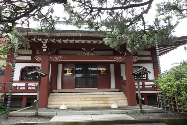横浜市金沢区町屋町にある安立寺は日蓮宗のお寺で福船山安立寺という。創建は文応元年(1260年)頃とされ、開基は安立院日悟(あんりゅういんにちご)である。本尊は久遠の本師 釈迦牟尼佛である。<br /> 日蓮が下総から鎌倉に渡るとき、下総中山の城主の富木常忍(ときつねのぶ)公(後の中山法華経寺開山:日常上人)と船中で問答を行い、船がこの金沢に着くと修験行者悟明(ごみょう)の庵に来た。悟明はこの問答を聞いて、日蓮に帰依、「安立院日悟」となり、この寺を開いた。<br /> 本堂には、日常上人が日蓮の姿を彫刻し、日蓮自ら開眼した「感応の祖師像」が祀られている。境内には名木古木のクロマツがある。日蓮の伝記「船中問答」の舞台となった寺で、門前の石柱には「船中問答霊場」と彫られている。<br />(表紙写真は安立寺本堂)