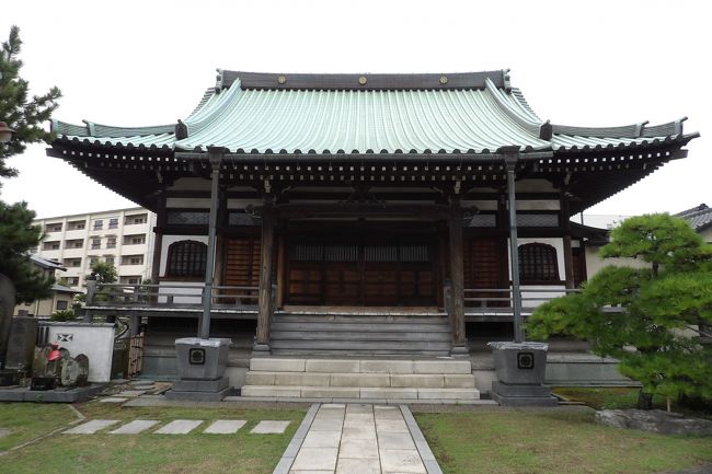 　横浜市金沢区町屋町にある天然寺（てんねんじ）は浄土宗のお寺で法爾山（ほうにざん）天然寺という。創建は天文年間（1532年～1554年）で、鎌倉・光明寺19代の然誉禅芳（ねんよぜんぽう）の隠居寺として建てられたのが始まりである。本尊は阿弥陀三尊立像で、他に本堂には、廃寺となった元町屋観音堂に安置されていた聖観音立像と、廃寺となった宝ノ木観音堂に安置されていた聖観音立像，善導大師立像，法然上人坐像が安置されている。<br />　弘法大師の真筆と称する不動明王の画が、鎌倉の農家、横浜南太田の増田家を経て、明治5年（1872年）に天然寺に伝えられ、寺宝となっている。<br />　安政5年（1858年）に一度焼失しており、また、大正12年（1923年）の関東大震災で倒壊した。関東大震災後は、26世華誉霊賢（けよれいけん）和尚の尽力で本堂・庫裡等を再建したため、同和尚は「中興上人」の号を得ている。<br />　現在の本堂は、昭和52年（1977年）に再建され、庫裡等も昭和58年（1983年）に再建建されている。<br />　こじんまりと纏まった境内で、参道横の墓地にも少し檀家の墓石が並んでいる。<br />　鐘楼に吊るされた梵鐘には昭和32年（1957年）の銘がある。<br />（表紙写真は天然寺本堂）