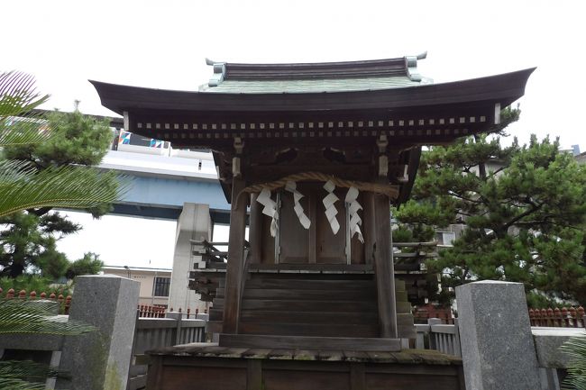 京急金沢八景駅前に鎮座する琵琶島神社は、北条政子(保元2年(1157年)~嘉禄元年(1225年))が、治承4年(1180年)に、夫・源頼朝が伊豆の三島大社から瀬戸神社を勧請したのにならい、日頃信仰していた近江国の竹生島明神(竹生島弁財天社)を勧請し、瀬戸神社社頭の海中に琵琶島を築き祀ったものである。御祭神は、江島神社や広島県の厳島神社と同じく、水の女神・市杵島姫命(イチキシマヒメノミコト)である。弁財天は、弁舌の神、学問の神、音楽の神とされているが、琵琶島神社では真っ直ぐに立つお姿なので、「立身弁財天」として立身出世を願う人々の信仰を集めている。<br /> 琵琶島神社の参道入口のすぐ右側に福石がある。元は左側の海中にあったが、国道16号線の拡幅工事のために現在のところに移された。この石は服石、呉服石とも呼ばれ、源頼朝が伊豆三島大社をここに遷し祭り、日参して、平潟湾で禊(みそぎ)をした際に衣服をかけた石であり、名の由来になった。<br />(表紙写真は琵琶島神社社殿)