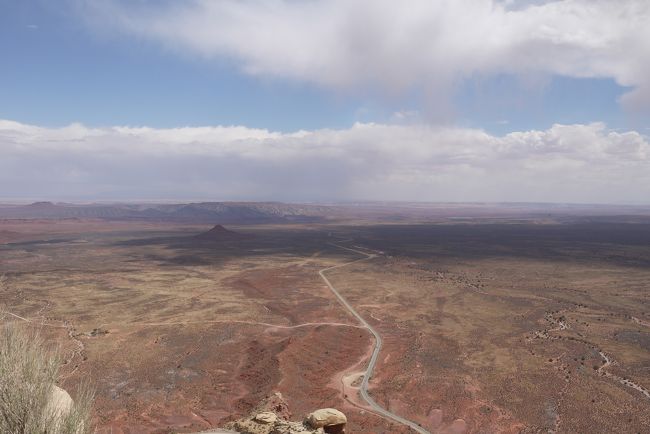 2020年ゴールデンウイーク。COVID-19のせいでアメリカ旅行が中止となり、2018年を振り返っています。<br /><br />2018年のゴールデンウイークを利用しアメリカの国立・州立公園を7泊9日まわってきました。<br /><br />主な訪問先はグースネック州立公園、ナチュラルブリッジ国定公園、キャニオンランズ国立公園、アーチーズ国立公園、メサベルデ国立公園、キャニオン・デ・シェリー国定公園、ペトリファイドフォレスト国立公園せす。毎度のことなのですが予定を詰めすぎて、キャニオン・デ・シェリー国立公園とペトリファイドフォレスト国立公園は着いた時には閉園していました。<br /><br />【旅程】<br /><br />■■■■■■■１日目■■■■■■■<br /><br />１６：０５　成田空港を出発（NH176）LAXへ<br />０９：５０　LAXに到着<br />１１：３０　HERTZにてレンタカーを借り出発<br />２０：００　宿泊地 Williams AZに到着<br /><br />ホテル：Comfort Inn Near Grand Canyon<br />本日の走行距離：約729km<br /><br />■■■■■■■２日目■■■■■■■<br /><br />０７：４５　ホテルを出発<br />１２：００　Kayenta AZで昼食<br />１４：００　グースネック州立公園　到着<br />１４：４５　Moki Dugway<br />１５：５０　ナチュラルブリッジ国定公園　到着<br />１８：３０　宿泊地 Blanding UT　到着<br /><br />ホテル：Prospector Motor Lodge<br />本日の走行距離：約540km<br /><br />■■■■■■■3日目■■■■■■■<br /><br />０７：１５　ホテルを出発<br />０８：４５　ユタ州モアブ<br />１０：１５　キャニオンランズ国立公園　到着<br />１４：１５　再びユタ州モアブ　昼食<br />１５：００　アーチーズ国立公園<br />１９：１５　宿泊地　ユタ州モアブ<br /><br />ホテル：Super 8 by Windham Moab<br />本日の走行距離：約384km<br /><br />■■■■■■■4日目■■■■■■■<br /><br />０８：００　ホテルを出発<br />１１：００　メサベルデ国立公園　到着<br />　　　　　　約３時間散策<br />１５：１５　Four Corners Monument　到着<br />１７：２０　キャニオン・デ・シェリー国定公園　ビジターセンター　到着<br />　　　　　　１７時で閉館<br />１８：１０　ペトリファイドフォレスト国立公園　到着<br />（時差－1） １８時で閉園<br />２０：００　宿泊地　アリゾナ州フラッグスタッフ　到着<br /><br />ホテル：Sleep Inn Flagstaff<br />本日の走行距離：約872km<br /><br />■■■■■■■５日目■■■■■■■<br /><br />０８：００　ホテルを出発<br />０９：３０　Oak Creek Vista　到着<br />１０：１５　アリゾナ州セドナ　到着<br />１２：３０　アリゾナ州フェニックス　到着<br />　　　　　　昼食<br />１７：４５　カリフォルニア州カバゾン<br />１９：００　オンタリオ　ミルズ　到着<br />２０：４５　宿泊地　カリフォルニア州パサデナ　到着<br /><br />ホテル：Holiday Inn Express ＆ Suites Pasadena Colorado BLVD<br />本日の走行距離：約878km<br /><br />■■■■■■■6日目■■■■■■■<br /><br />終日　LA散策・買い物<br />　　　The Broad／Santa Monica Place／3rd Steet Promnade<br />　　　Abbot Kinney／QUE Skyspace／Glendale Galleria<br />　　　The Americana at Brand<br /><br />■■■■■■■7日目■■■■■■■<br /><br />終日　LA散策・買い物<br />　　　Westfield Santa Anita／Whole Foods Market<br />　　　Trader Joe&#39;s／Erewhon Market／Target<br />　　　Echo Park／Vista Hermosa Natural Park<br /><br />■■■■■■■8日目■■■■■■■<br /><br />０８：００　ホテルを出発<br />　　　　　　LAXへ<br />　　　　　　途中、想定はしていましたがUS-134グレンデール付近と<br />　　　　　　I-405に合流するときに長めの渋滞<br />１０：３０　HERTZでレンタカーを返却<br />１０：５０　LAX 搭乗チェックイン完了<br />１１：３０　搭乗ゲイトに到着後すぐ搭乗が始まる<br />　　　　　　思っていた以上にギリギリでした<br />１１：４５　LAX出発(NH１７５)　成田空港へ<br /><br />■■■■■■■9日目■■■■■■■<br /><br />１５：３０　成田空港　到着<br /><br /><br /><br />