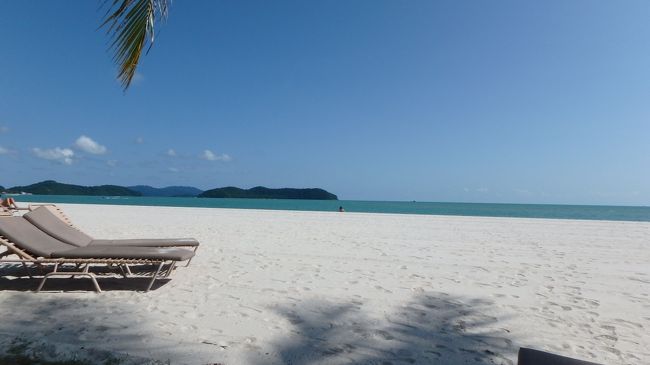 Langkawiの帰路、KULでの10時間トランジッドをこんな風に過ごしました。参考にして下さい。文字だけでごめんなさい。<br /><br />12:05 KLIA2着(Air Asia Langkawi発) <br />1階のシャトルバス(出口を出て左側がバス停)でKLIAへ<br />(この無料シャトルバスは曲者。ほぼ職員用で、広大な職員用(?)駐車場を経由、しかも駐車場で時間調整をしたので、20分もかかってしまった。気が付けば観光客はうちらだけ。Freeの言葉に惑わされずに電車で行けばよかった。)<br />KLIAの3階最奥(入国審査ゲートに向かって右奥)に黄色い看板のLuggage Storageのカウンターがある。そこで荷物を預ける。<br />(別の場所で荷物のX線チェックがあるので、すぐには終了しない。受け取り時にはレシートが必要なので、絶対に無くさないでくださいね。)<br /><br />13:40 ようやく地下階のKLIA EXPRESSに乗車 往復100MYRを購入<br /><br />14:15 KL Sentral着<br />1階駅構内を反対側に進み、KTMコミューター発券機へ<br />ホームは地下階<br /><br />14:27 KL Sentral発 Batu Caveまで2.6MYR <br />Batu Caveへは1時間に1~2本。Sentralから5駅くらいまでは江ノ電以下の速度。時刻表にも途中駅からのバス乗換が表示されていた。<br /><br />15:10 Batu Cave着<br />2018.8.7現在、建物はすべて塗り替え中。見学時間としては1時間ちょっとで充分かと思います。<br /><br />帰りはKL Sentralの1つ手前のKLでおりて、チャイナタウンに向かう。<br />16:35 Batu Cave発 2.5MYR 一番後ろの車両に乗ってね。<br /><br />17:03 KL着(Sentralの1つ手前の駅)<br />ホームの後ろへ進んで右手に見えるPassa Sunni駅方向に向かう。<br />Passa Sunni駅に着いたら左方向に折れて、直進すると水色の建物、Central Market。(計6分程度で到着。工事中の連絡橋を通り抜けます)Marketで買い物(隣のChina Town散策でも可)<br />余裕があれば、Passa Sunni駅近くのHotel Geo前から出ている無料の周回バスで市街観光も可です。Passa Sunni駅直下にバスセンタ―が完成するとそちらに移動するかもしれません。これに乗ると、Buggi Bintan市街や、ペトロナスツインタワー周辺を回って戻って来ることができます。(以前の経験だと所要40分くらいだったかも。)<br /><br />18:20 Passa Sunni駅発(Rapid LTM 1駅でKL Sentral)<br /> 4,5分間隔で運転しているようです。(日中)<br />18:30 KL Sentral発<br /><br />19:00 KLIA着<br /><br /> シャワーを浴びたいので、Plaza Premium Loungeを予約をしておきました。( https://www.plaza-network.com/ )<br /> 荷物を3階で受け取って、荷物の入れ替え。(着替え、機内持ち込み品をセカンドバックに)5階出発ロビーにてJALチェックインカウンターのオープンを待つ。<br /> <br />19:50 オープンと同時にチェックインして、直ちに出国へ。<br /><br />20:20 出国審査通過(以外に混んでいたというか、管理官がいなかった。)通過後 Plaza Premium Loungeに進む。Loungeはメインターミナルのサテライト部分の中央2階(C11方面)にある。今回は8時半から2時間39MYRで事前予約しておきました。(30分の余裕をみておいてよかったぁ)<br /><br />エアロトレインでサテライトビルへ<br /><br />20:30 Lounge 入室<br />即、奥様と一緒に同時に浴びた・・・。Loungeの最奥にあるので、その奥にいるHouse Keeperに鍵を借ります。(シャワールームは全部4部屋?だったので、すぐに使えたのはLuckyだったかも)<br />Loungeのアルコール飲料はビールだけFree。飲んべぇの夫婦にはシャワーとこれだけでも、お得感あり。食事は正直・・・ですが、つまみとして考えれば、夫婦には充分。21時頃には満席でした。(この日は火曜日)アングロサクソン系が騒いでいてうるさかったので、逆にLounge感を感じたい方には向かない時間帯があるかも。(料金さえ出せば使えるLoungeですから)<br /><br />22:20 出発ゲートに向かいます。<br /><br />22:50 KL出発 JL723<br />って、こんな感じで過ごしました。参考にしてください。<br /><br /> KILAの移動に10分ロス、カウンターオープンまで30分くらいの余裕があったかな。<br />