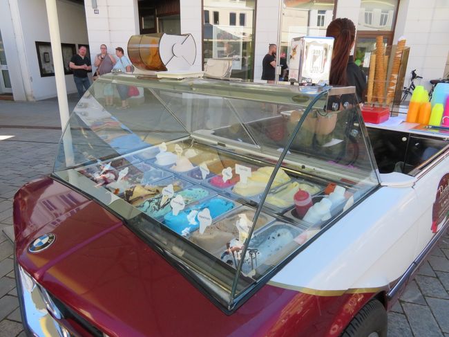 2018年5月6日(日）Verden  (Aller)　フェルデン　アラー♪表紙のフォトはグローセ通りでアイスクリームを販売している車です。後部座席にたくさんのアイスクリームが乗っております!(^^)!この発想が面白い！！<br />Verden  (Aller)　フェルデン　アラーの街は木組みの建物が多く、今回一番感動したのが、ボロボロの木組みの建物があり、修復中の前を通る事が出来たことです。なぜか？ボロボロの家を発見するとテンションがあがります。<br />今回、グローセ通りのスタンドで美味しいビアーを頂きました☆ドイツビアー最高ですぅ♪<br />※この街はアラー川がヴェーザー川に合流する河口の直前に位置しているようです。あと、。この街は馬の生産と馬術競技の中心地でもあるようで、街の中には馬のオブジェなどがあります。