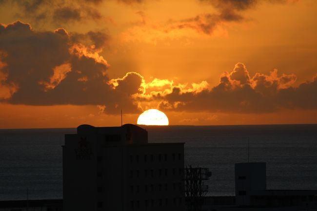 2018年7月15日から18日の3泊4日沖縄本島と石垣島を旅しました。<br />7月15日に宜野湾野劇場で開催された小田和正さんのライブへ母と参加することが旅のメインでした。<br />15日から17日の2泊を沖縄本島で、17日から18日の1泊を石垣島で過ごしました。<br />今回の沖縄旅、見どころ満載なのですがどうしても皆さまに見てほしい感動の瞬間を画像ではありますが共有してもらいたく旅行記として残しました。<br />沖縄本島宜野湾に落ちる夕陽も美しかったのですが石垣島から見た夕陽も素晴らしく美しかったです。<br />皆さまぜひ、観光に行かれた際は狙ってみてください！グリーンフラッシュ！