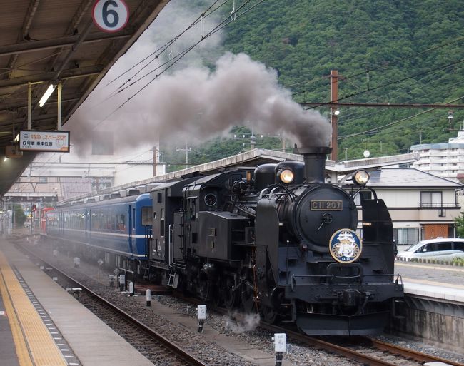 下道でゆっくり鬼怒川回りで帰ろうと、鬼怒川温泉駅前を通ったら思いがけずSL大樹の転車の様子が見られました。<br />土日だけしか走ってないと思ってたので、金曜日に見られると思ってなかったのでラッキー、客車との連結の様子や今市方面へ出発する時までゆっくり見てきました。<br />