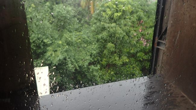 この時期は雨季なので当然ですけど、毎日必ず雨が降ります。<br />しかも、ゲリラ豪雨的に激しく・・・<br /><br />１週間滞在して体感したのは、だいたい午後３時半頃に降ることが多いって感じです（あくまでも個人的感覚）<br />午後２時半頃から３時頃になると西のほうから真っ黒い雲がわいてきて、それと当時にひんやりした風が吹いてくるとヤバいです。<br />フルパワーでどしゃぶりします。<br />道路はあっという間に泥水池状態。<br /><br />なので、自分は毎日午後３時前後には建物の中にいるような用事を作りました（食事とかマッサージとか）<br />そのおかげで一度も雨には濡れず・・・　カサも合羽も出番なし<br /><br />でも、ときどきイレギュラーで早朝に降ったりするから油断はできないっす。<br />