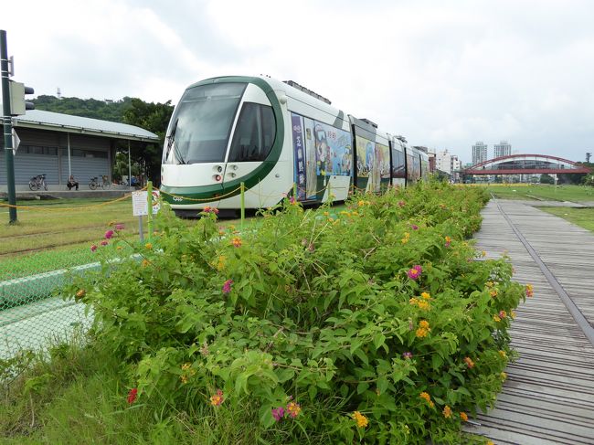 今年の夏休みはどこへ行こうかいろいろ検討して結局は妻の実家のある台湾へ。<br />夏の台湾は暑くて敬遠していたけれど、まあ今の日本も暑いので、一緒だろうと。<br />今回は鉄道(台鉄)で台湾一周する計画を立てて、私は約2年半ぶり、妻子は4ヶ月ぶりの訪問です。<br /><br />【旅程】<br />今回の旅行記★印<br />●7/23 出国→台北<br />●7/24 台北→宜蘭・羅東・礁渓<br />●7/25 礁渓・宜蘭→台東<br />●7/26 ★台東→高雄<br />●7/27 ★高雄→彰化→台北<br />●7/27 台北<br />●7/29 台北→帰国