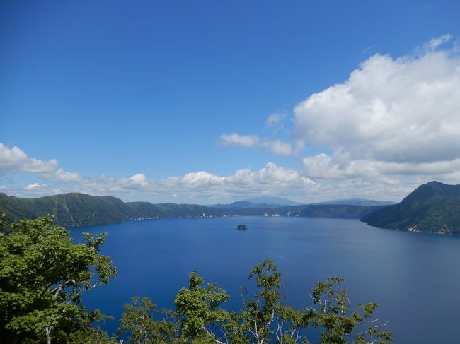 親子三人で北海道名所めぐりです。初北海道の息子の為、東から西まで９５０ｋｍほど走りました。<br />初日、羽田空港からＪＡＬで女満別空港へ、タイムズレンタカーで借りて、まず美幌峠・屈斜路湖、それから摩周湖・硫黄山・知床五湖を巡り知床第一ホテルまで。<br />２日目、知床第一ホテルから、オシンコシンの滝、網走監獄、小清水原原生花園、網走監獄博物館、オホーツク産直市場かにや、旭山動物園、美瑛「旅の宿・陽だまり」まで<br />３日目、美瑛「旅の宿・陽だまり」から　青い池、ファーム冨田、札幌市内、洞爺湖、ザ・ウインザーホテル洞爺リゾート＆スパまで。<br />４日目、ウインザーホテル洞爺から、レイクファーム、支笏湖、新千歳空港まで<br />