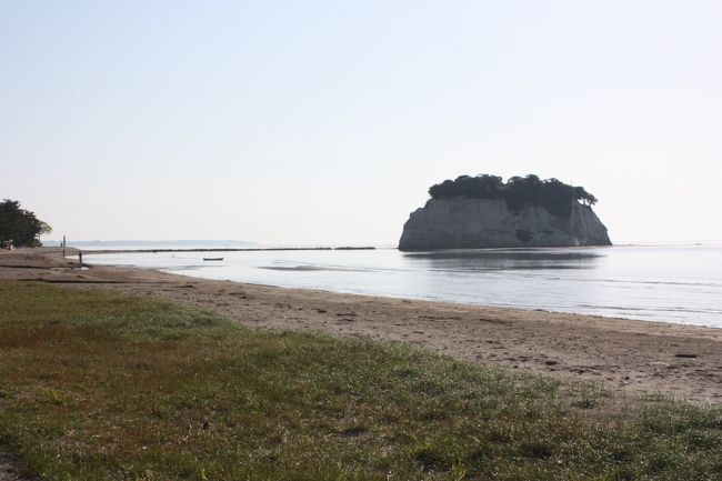 2017年のゴールデンウイーク、能登半島と福井を回ってきました。<br />旅の目的は、<br />①奥能登をバスで巡る。<br />②のと鉄道の廃線跡を巡る。<br />でした。<br />奥能登のバスは平日しか運行しないものが多く、計画に苦労しました。<br />石川や福井の観光地はともかく、道の駅はどこへ行っても人がたくさんいました。<br />その11は、のと鉄道能登線廃線跡巡り・鵜島と見附島編です。<br /><br />その1 出発と金沢編http://4travel.jp/travelogue/11239508<br />その2 七尾編http://4travel.jp/travelogue/11241561<br />その3 のと鉄道乗車編https://4travel.jp/travelogue/11244073<br />その4 のと鉄道能登線廃線跡巡り・穴水編https://4travel.jp/travelogue/11372144<br />その5 のと鉄道七尾線廃線跡巡り・能登三井編https://4travel.jp/travelogue/11374042<br />その6 北鉄奥能登バス町野線乗車とのと鉄道能登線廃線跡巡り・宇出津編https://4travel.jp/travelogue/11376155<br />その7 のと鉄道能登線廃線跡巡り・羽根と宇出津編https://4travel.jp/travelogue/11383249<br />その8 のと鉄道能登線廃線跡巡り・恋路・九十九湾小木編https://4travel.jp/travelogue/11385647<br />その9 のと鉄道能登線廃線跡巡り・松波・鵜飼編https://4travel.jp/travelogue/11385748<br />その10 のと鉄道能登線廃線跡巡り・南黒丸編https://4travel.jp/travelogue/11387564