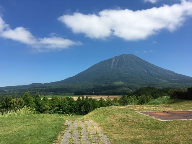 夏の北海道旅の続きです。<br />全編（北海道・余市）はこちら↓<br />https://4travel.jp/travelogue/11385768<br /><br />余市から乗り合いバスでニセコへ向かいます。<br />旅の目的地はミシュラン３つ星レストラン「モリエール」が手がけるオーベルジュ「マッカリーナ」。<br />美味しいものを食べて１泊、のんびり過ごします。<br /><br />上質の雪で知られるニセコですが、夏の景色も素敵です。<br />そして、意外に穴場なんじゃないかな。観光客が比較的に少ない気がします。<br /><br /><br />