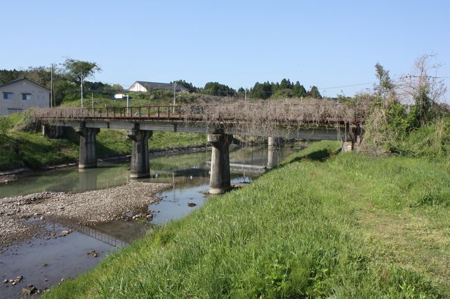 2017年のゴールデンウイーク、能登半島と福井を回ってきました。<br />旅の目的は、<br />①奥能登をバスで巡る。<br />②のと鉄道の廃線跡を巡る。<br />でした。<br />奥能登のバスは平日しか運行しないものが多く、計画に苦労しました。<br />石川や福井の観光地はともかく、道の駅はどこへ行っても人がたくさんいました。<br />その12は、のと鉄道能登線廃線跡巡り・鵜飼編です。<br /><br />その1 出発と金沢編http://4travel.jp/travelogue/11239508<br />その2 七尾編http://4travel.jp/travelogue/11241561<br />その3 のと鉄道乗車編https://4travel.jp/travelogue/11244073<br />その4 のと鉄道能登線廃線跡巡り・穴水編https://4travel.jp/travelogue/11372144<br />その5 のと鉄道七尾線廃線跡巡り・能登三井編https://4travel.jp/travelogue/11374042<br />その6 北鉄奥能登バス町野線乗車とのと鉄道能登線廃線跡巡り・宇出津編https://4travel.jp/travelogue/11376155<br />その7 のと鉄道能登線廃線跡巡り・羽根と宇出津編https://4travel.jp/travelogue/11383249<br />その8 のと鉄道能登線廃線跡巡り・恋路・九十九湾小木編https://4travel.jp/travelogue/11385647<br />その9 のと鉄道能登線廃線跡巡り・松波・鵜飼編https://4travel.jp/travelogue/11385748<br />その10 のと鉄道能登線廃線跡巡り・南黒丸編https://4travel.jp/travelogue/11387564<br />その11 のと鉄道能登線廃線跡巡り・鵜島と見附島編https://4travel.jp/travelogue/11387605