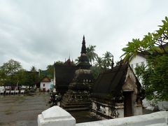 雨の中、お寺めぐりをしました。(ワット・マイ)