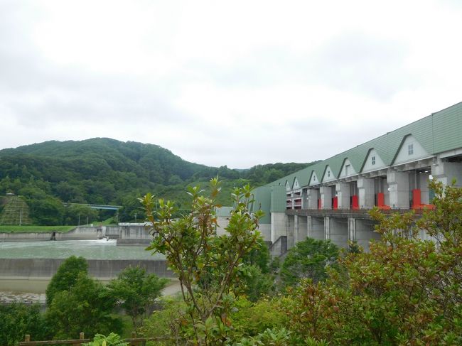 数年来ずっと行きたいと願っていた北海道へ、やっと旅することができた。<br />構想5ヶ月、齢50にして初の北海道旅!<br /><br />試される大地北海道の、3日目の宿選びは最後の最後まで頭を悩まさせられた。<br />距離的・時間的な制約。<br />ある程度の利便性を取れば3日目の美瑛・富良野観光が中途半端で切り上げざるを得ない。<br />かといって存分に観光を満喫したら、3日目の宿へのチェックインは一体、何時になることやら。<br /><br />地図と睨めっこすること数日。見いだした解は日高地方へ!という思わぬ展開へ!!<br />