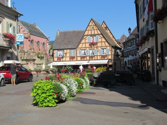 この旅が決まったときから、ずっとフランスの音楽を聞いていました。パリには何度か行ったことがありますが、いつもどこかの国に行くための通過地点としての存在でした。Mちゃんとのご縁で、このステキな街に来ることができ、本当に幸せでした。<br /><br />今日はフランス最後の日。<br /><br />大好きなフランスの映画音楽を聞きながらの朝食。夢見た以上のことが現実になるなんて、そうあることじゃない。<br /><br />初めてairbnbを利用しましたが、これはairbnbというシステムを利用したというだけで、家族経営のB&Bには以前から泊まっていました。おじいちゃんがひとりで経営しているようなところでは、一緒にご飯を作ったり、観光に連れて行ってもらったり、それは親切にしてもらいました。airbnbは借りる方、貸す方の両方が安全に気持ちよく使え、気軽に空いている部屋を貸せるようにしたシステムです。<br /><br />高級なホテルにはない気軽さと共に、その土地の人と交流できるという絶好の機会があります。口コミ情報もあり、値段やロケーションを見ながら選ぶことができるので、とても良いシステムだと思います。一軒家や離れをまるごと貸す家もあり、ファミリーでも手頃に利用できます。<br /><br />さて、楽しかった思い出と共に今日でフランスを去ります。フランスはパリだけじゃないということや、生活に密着して、フランス人って本当はとても親切なのねと(今までいろいろあったので)再考する旅になりました。<br /><br />旅行スケジュール<br />7/7 羽田発 ソウル泊<br />7/8 ソウル発 フランクフルト泊<br />7/9 フランクフルト~オベルネ アグノー泊 <br />7/10 アグノー~ストラスバーグ ストラスバーグ泊 <br />7/11 ストラスバーグ~コルマール コルマール泊<br />7/12 リクヴィル・ユナヴィル・リヴォヴィレ コルマール泊 <br />7/13 エギスハイム~ハイデルベルグ ハイデルベルグ泊←今ここ<br />7/14 ハイデルベルグ~フランクフルト空港<br />7/15 フランクフルト空港~仁川空港~成田空港~帰宅<br /><br />以下シリーズ 大絶賛公開中!<br />◎その1~ちょいとソウルに寄ってみた編 <br />https://4travel.jp/travelogue/11383994<br />◎その2~フランクフルトでビールが恋しい編 <br />https://4travel.jp/travelogue/11384904<br />◎その3~アルザスの小さな村オベルネとMちゃんち編 <br />https://4travel.jp/travelogue/11385587<br />◎その4~ストラスブールの熱い夜編 <br />https://4travel.jp/travelogue/11385944<br />◎その5~運河散歩と初めてのairbnb編 <br />https://4travel.jp/travelogue/11386815<br />◎その6~リクヴィル・ユナヴィル・リボヴィレ ミッションサクセス!編<br />https://4travel.jp/travelogue/11387220 <br />◎その8~ハイデルベルグとトラブルはいつもドイツ編 <br />https://4travel.jp/travelogue/11390394<br /><br /><br />コルマール→ストラスバーグ 13.2euro<br />ストラスバーグ→ハイデルベルグ 19euro<br /><br />ロッテバックパッカーズ泊 25euro