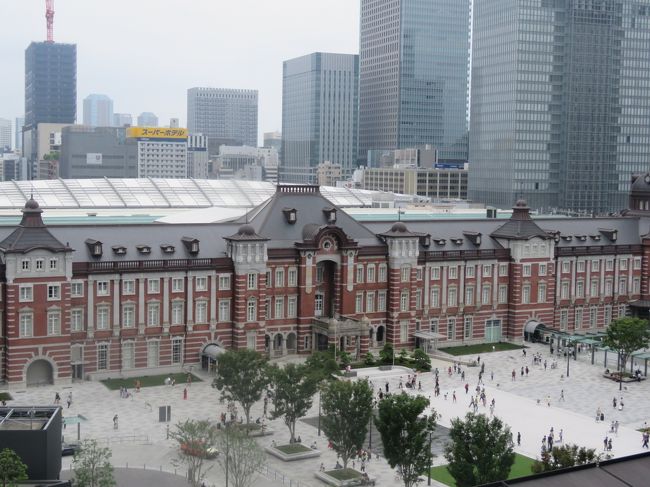 8月12日、午前11時頃、盆休み期間、東京駅付近の風景を見るために東京駅に行きました。　先ず最初に新丸の内ビルへ行き、7階テラスより東京駅丸の内側駅舎付近の風景を見ました。　東京駅前広場が完成していて整然とした機能にあふれた広場となっていて美しかったです。　<br /><br /><br /><br />*写真は新丸の内ビル7階テラスより見られる東京駅丸の内側の風景