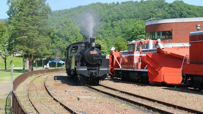 　ありがたいことに、夏は４年連続の北海道<br />　流石に鉄道＆路線バスだけでは廻れるところも限られてきてしまったので、今年は新千歳空港でレンタカーを借りて、１０泊１１日に北海道走行の旅<br />　今回は、２回連続行きそびれた「えりも地方」と今まで行ったことのなかった「知床・羅臼地方」を回ることを軸に、その道中を適当に観光していくというスタイル、宿もウトロ（知床）と食事を楽しみにしていた根室と積丹以外は行程中に予約した<br />　全体的に広大な北海道を楽しめたのは毎回のことながら素晴らしかった、しかし、道東では夏の霧に悩まされる<br />　また、衰退著しいJR北海道の鉄道や駅越しに見る北海道とはまた違った、郊外などの活気はあるが、（悪く言えば）どこにでもあるような風景も見ることができた<br />　のんびりしたつもりだが、１１日間で２６６１．４kmを走った<br /><br />　１日目は、新千歳空港でレンタカーを借り、なんとなく夕張方面に走ってみる、更に漠然と国道４５２号を北上し三笠市に入る、三笠では鉄道村や名物の焼鳥を楽しみ、明日に向けて苫小牧までJR室蘭本線沿いを南下した