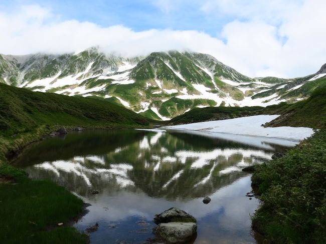 2016年に立山黒部アルペンルートを使って、初冬の室堂を訪れた。<br />https://4travel.jp/travelogue/11190540<br /><br />その時に見た雄大な立山連峰が忘れられず、絶対にあの稜線を縦走しようと決めた。<br /><br />そして今夏、立山黒部アルペンルートを扇沢(長野県側)から入ると時間がかかりすぎるので、富山県側から入ることにし、立山三山をぐるりと周って室堂に戻るというコースで計画を立てた。<br /><br />全体の行程は以下の通り<br /><br />1日目：富山側から室堂に入り、この日は室堂山荘に宿泊<br />2日目：浄土山から雄山、大汝山、富士の折立、真砂岳まで<br />　　　　真砂岳山頂直下の内蔵助小屋で一泊<br />3日目：別山から雷鳥沢へ下山、室堂から富山へ　富山市内泊<br /><br />※この後、富山から高山に出て、さらに上高地へ向かう<br /><br />まずは室堂平。思わぬ出逢いが待っていた。