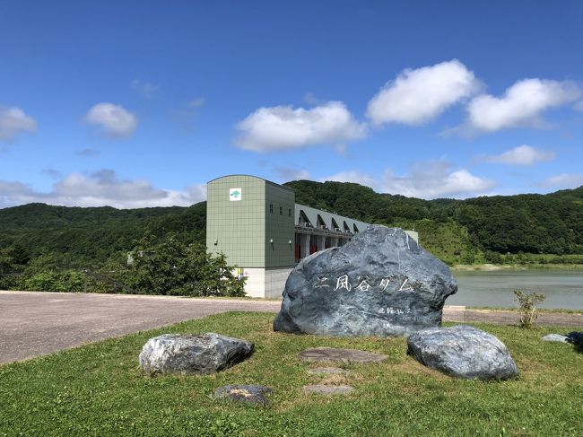 ありがたいことに、夏は4年連続の北海道<br /> 流石に鉄道&路線バスだけでは廻れるところも限られてきてしまったので、今年は新千歳空港でレンタカーを借りて、10泊11日に北海道走行の旅<br /> 今回は、2回連続行きそびれた「えりも地方」と今まで行ったことのなかった「知床・羅臼地方」を回ることを軸に、その道中を適当に観光していくというスタイル、宿もウトロ(知床)と食事を楽しみにしていた根室と積丹以外は行程中に予約した<br /> 全体的に広大な北海道を楽しめたのは毎回のことながら素晴らしかった、しかし、道東では夏の霧に悩まされる<br /> また、衰退著しいJR北海道の鉄道や駅越しに見る北海道とはまた違った、郊外などの活気はあるが、(悪く言えば)どこにでもあるような風景も見ることができた<br /> のんびりしたつもりだが、11日間で2661.4kmを走った<br /><br /> 2日目は、苫小牧から基本的には国道235号と336号で襟裳岬を目指す、その途中にアイヌ文化博物館のある平取町二風谷地区に寄ってみた、えりも市街地を道道34号に入ると突然の霧となり、えりも地方の自然の厳しさを認識した