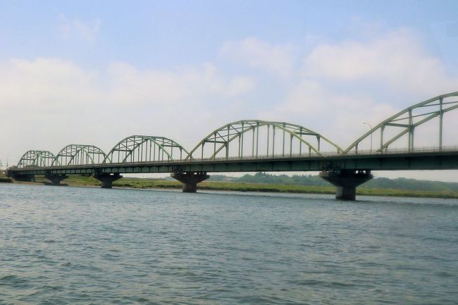 河川行政に関する仕事をしている関係で、千葉県東庄町から香取市までの利根川下流部約20kmの区間を船で遡上し、見学する機会がありました。<br /><br />香取市や東庄町は私の地元なので、日頃から利根川や利根川に架かる橋を陸上からはよく見ていますが、船上から望むのは今回が初めて。<br />普段見慣れている景色も、いつもとは全然違う一面を覗うことができました。<br /><br />「水の郷さわら」で船を降りた後は、「水の郷さわら」でそのまま会議。<br />会議終了後、JR佐原駅で解散しました。