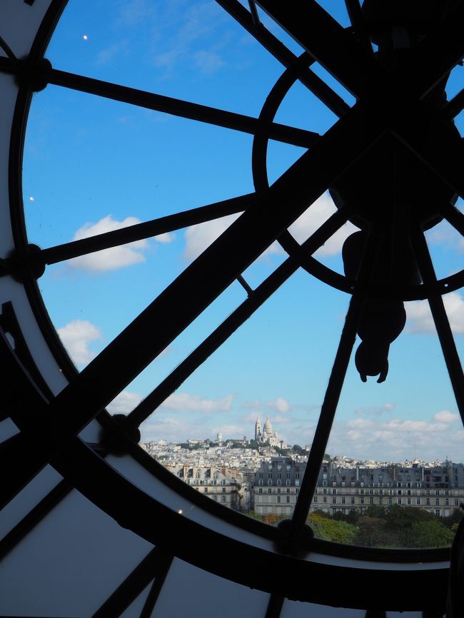 初めてのフランス訪問は昨年6月。<br />娘との16日間の旅でした。<br /><br />今回はヨーロッパが初めての息子と一緒です。<br />息子と?なんて驚かれるかもしれませんが<br />これは長年の私の夢(母子旅)<br />息子がまだ独身のうちに早くいかなきゃ!と思いまして(笑)<br /><br />これでやっと長年の私の夢が完結します。<br />日数は8日間と少し短いですが、<br />想い出に残る楽しい旅になりますように<br /><br />短期間の旅行ではありますが、面倒くささが益々加速しているお年頃<br />Ⅰ ’出発’から’パリ市内王道観光’<br />Ⅱ ’ノルマンディー’と’ヴァンブの蚤の市’<br />Ⅲ ’パリ市内観光’と’ヴェルサイユ宮殿’から’帰国’まで<br />の3編に小分けして記すことにします。<br />