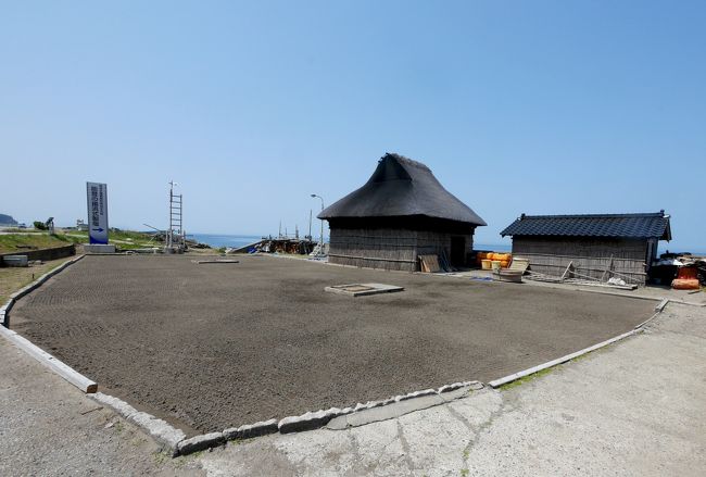 ここから能登半島の先端をドライブして,珠洲市に向かう.1132 重要無形文化財 能登の揚げ浜式製塩の技術の展示と道の駅すず塩田村.この地域の塩つくりの歴史をしる.ミネラルいっぱいの天然塩を買う.本当に塩田が多い さらにすすんでゴジラ岩 うしろすがたの形は似ているが小さいので若干興ざめ.そういえば男鹿半島でも,知床半島でもゴジラ岩あったね.椿展望台や,寄り道パーキング木ノ浦にもより,1233禄剛崎に 灯台があるがそれほど景色は良くなかった.1250 金剛崎に向かう<br />